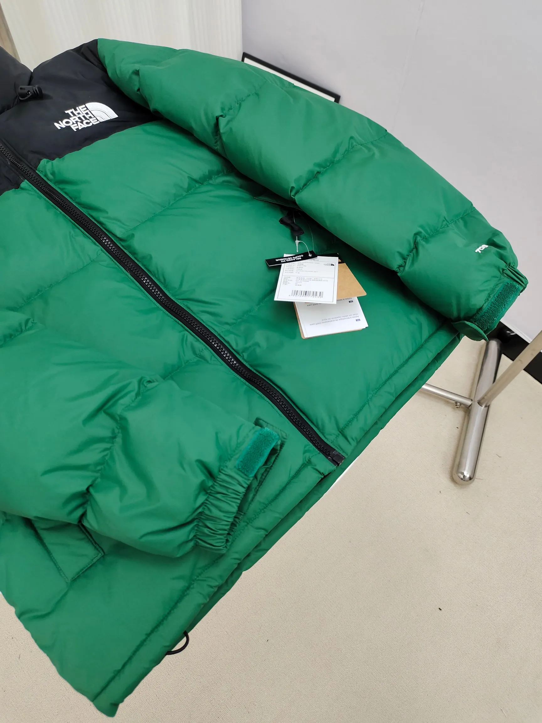 The North Face Classic 1996 ， Quality ， ，YKK ISO 9000Quality ZP ， Premium ， ， ， Lightweight 。Classic ， 。 。 Green Size：XS-XXL